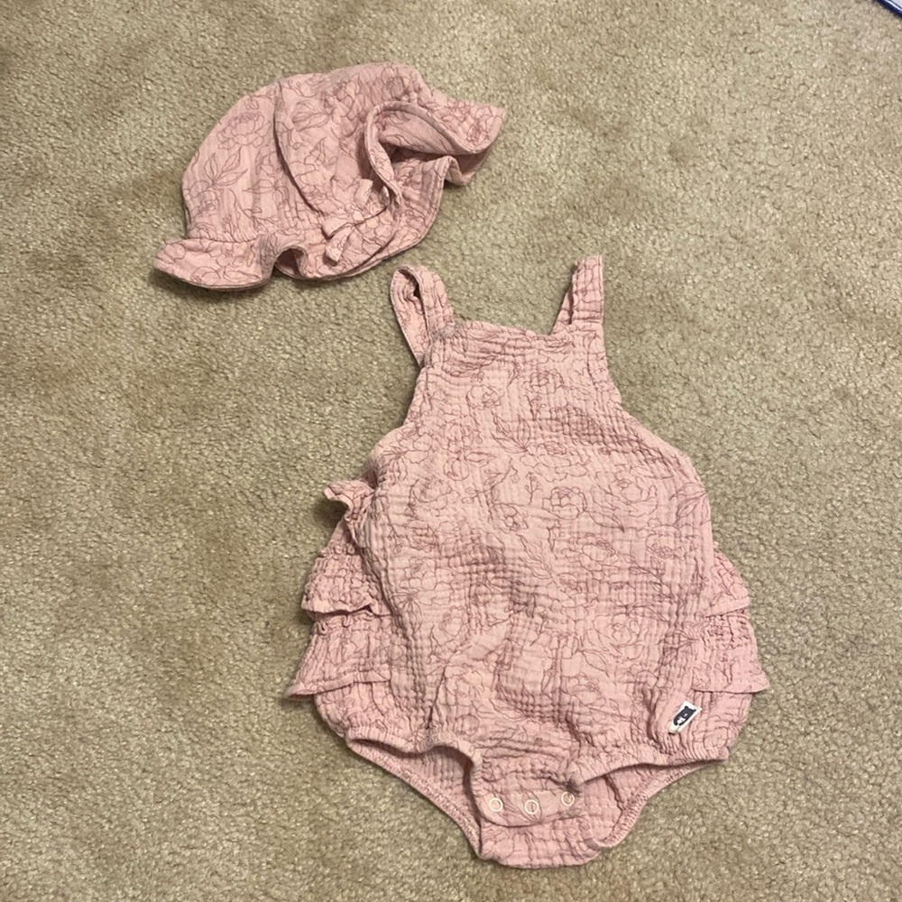 NWOT! Rabbit & Bear By Emily & Oliver Onesie & Hat